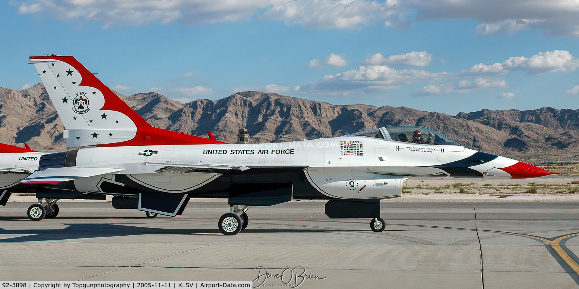 92-3898, General Dynamics F-16CJ Fighting Falcon C/N CC-140, Solos taxiing to the active in front of the crowd