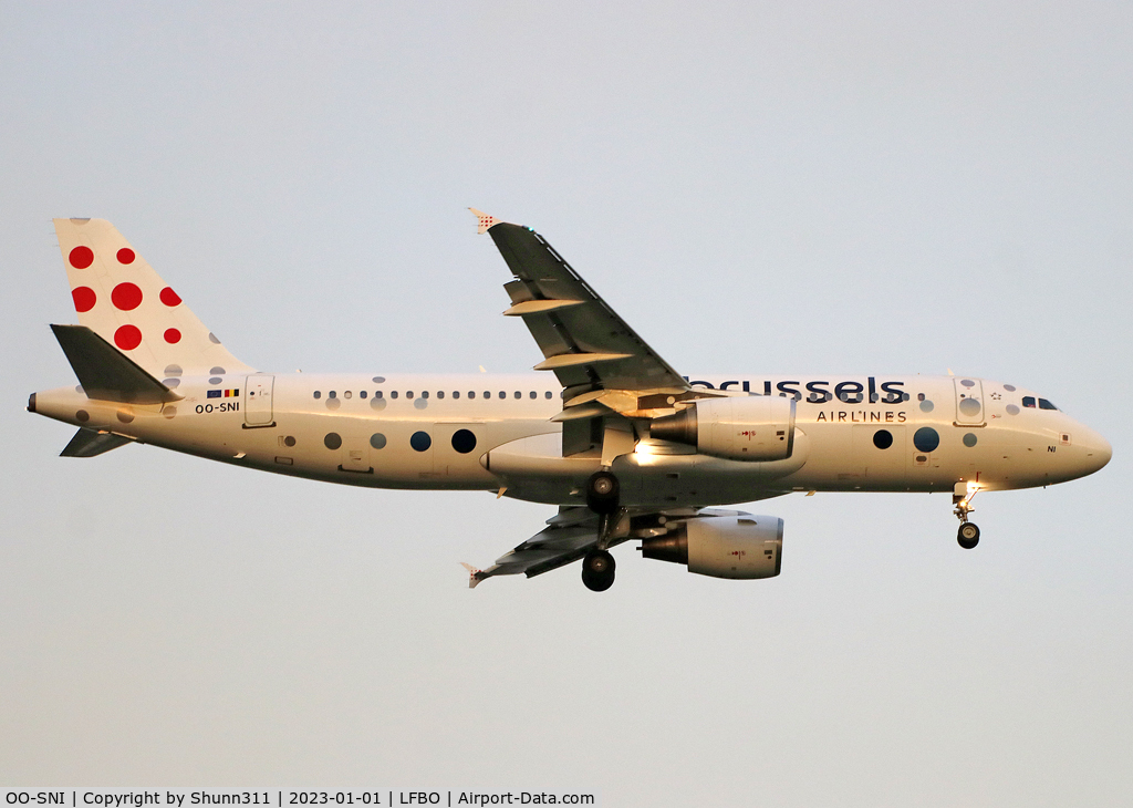 OO-SNI, 2001 Airbus A320-214 C/N 1439, Landing rwy 14L in new c/s