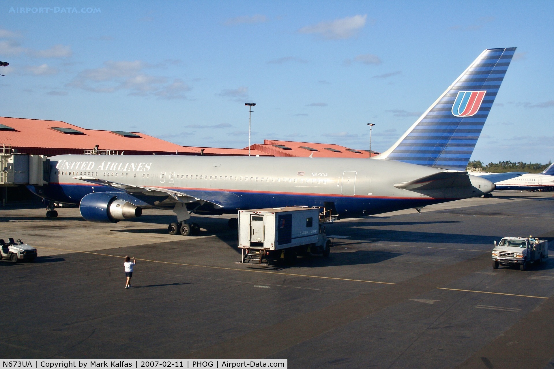 N673UA, 2000 Boeing 767-322 C/N 29241, United Airlines Boeing 767-322, N673UA at the gate,  Kahului Airport, Kahului, Hawaii