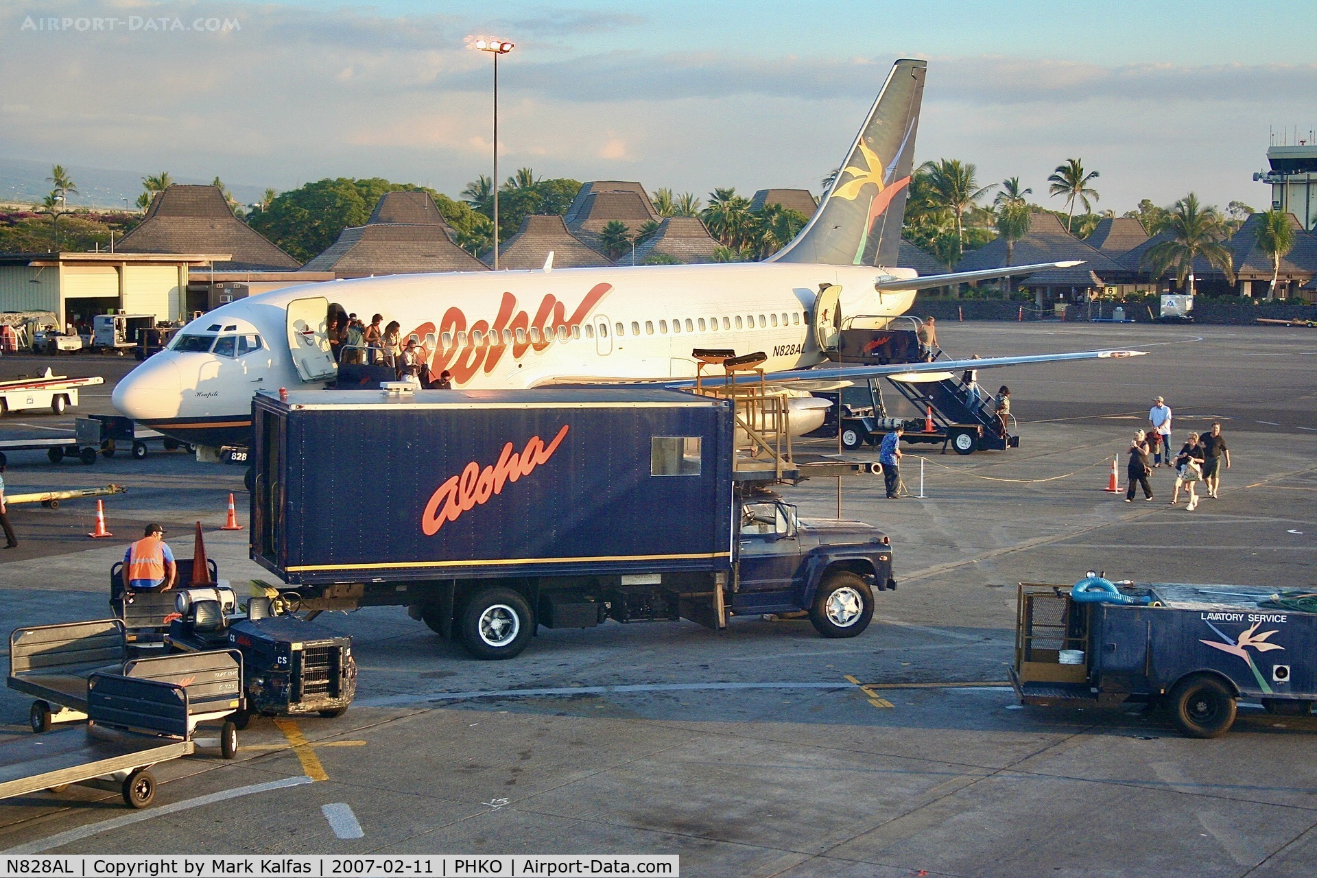 N828AL, 1985 Boeing 737-236 C/N 23168, Aloha Airlines Boeing 737-236, N828AL deplaning at the gate, Kona International Airport
