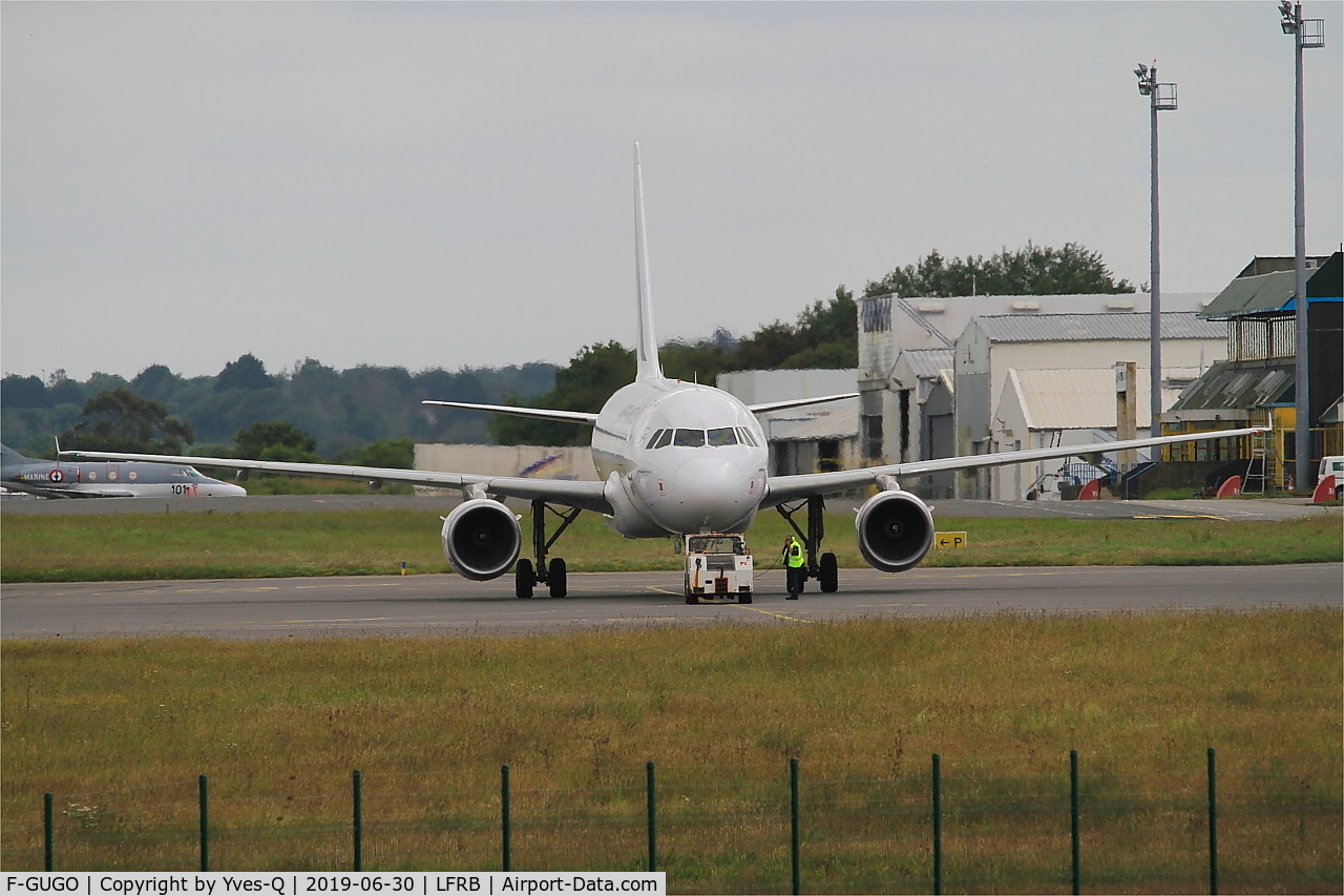 F-GUGO, 2006 Airbus A318-111 C/N 2951, Airbus A318-111, Push back, Brest-Bretagne airport (LFRB-BES)