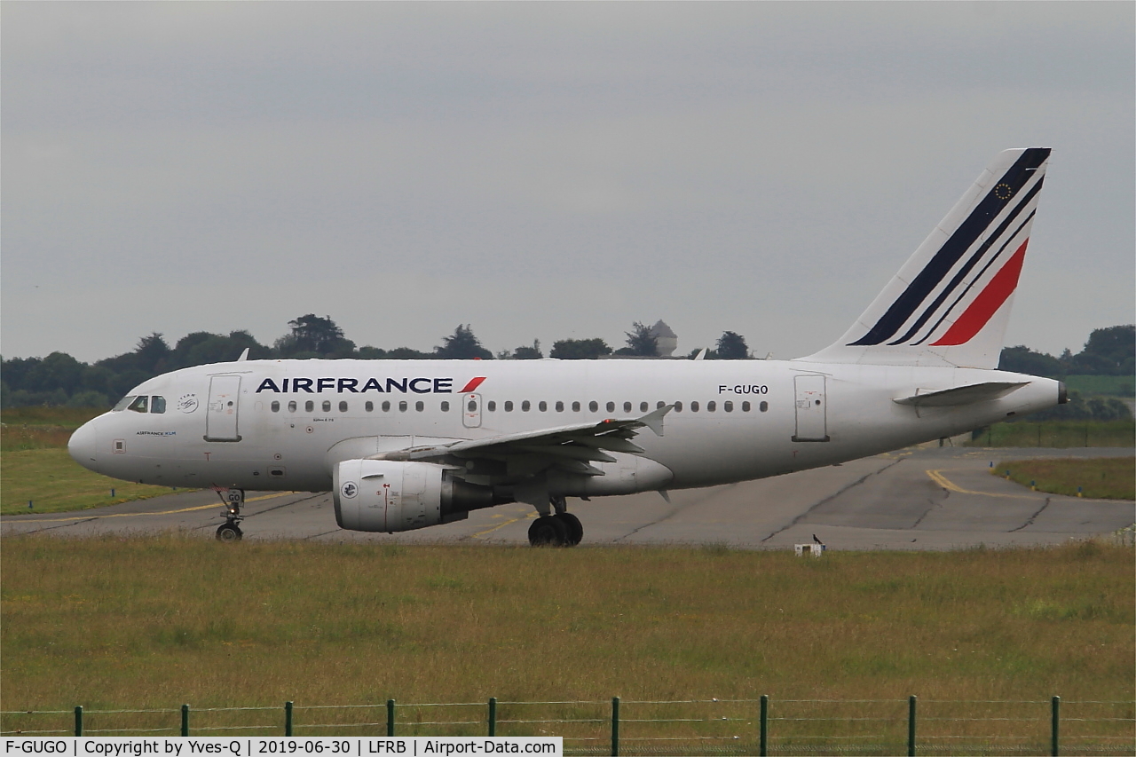 F-GUGO, 2006 Airbus A318-111 C/N 2951, Airbus A318-111, Taxiing, Brest-Bretagne airport (LFRB-BES)