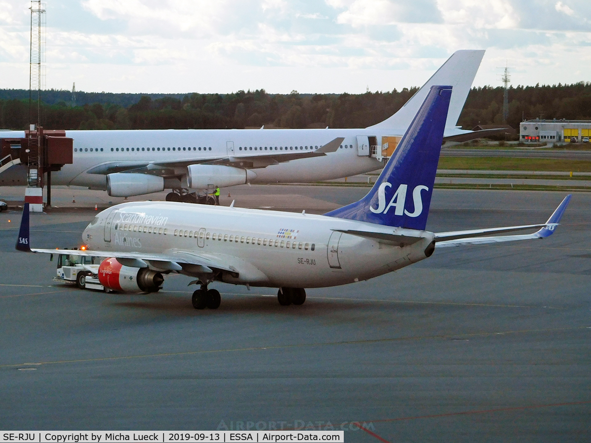 SE-RJU, 2002 Boeing 737-76N C/N 29885, At Arlanda