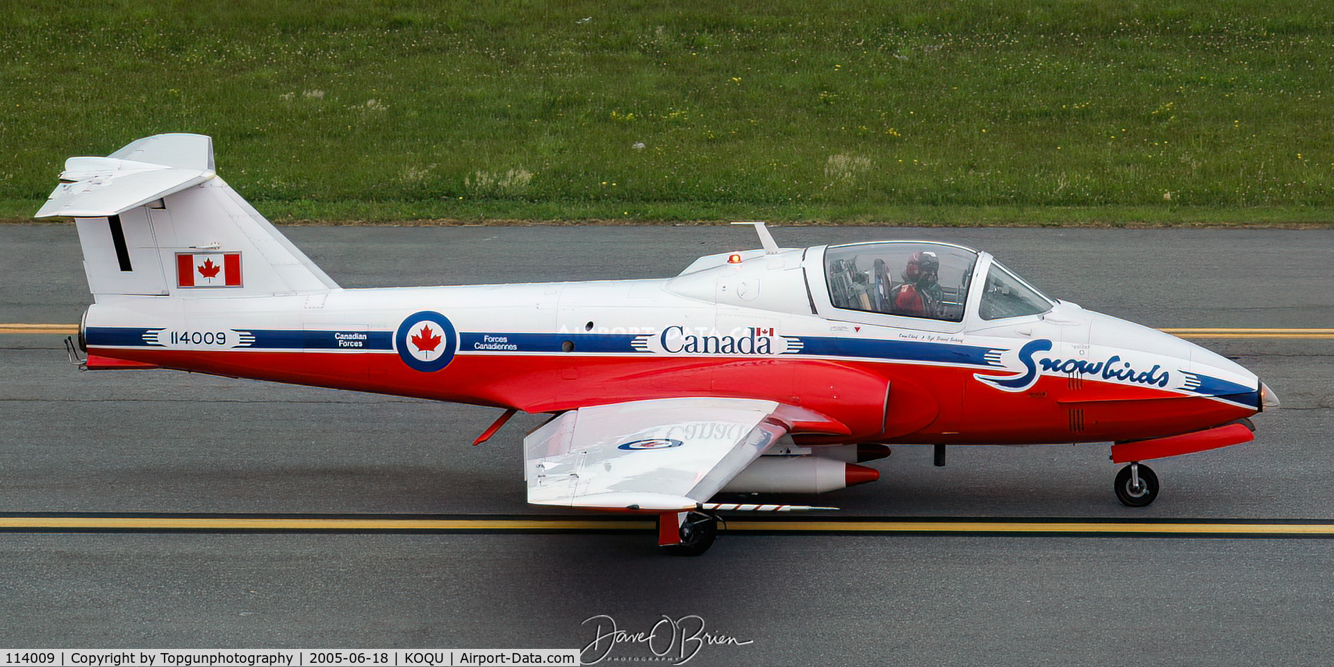 114009, Canadair CT-114 Tutor C/N 1009, Snowbirds taxiing by