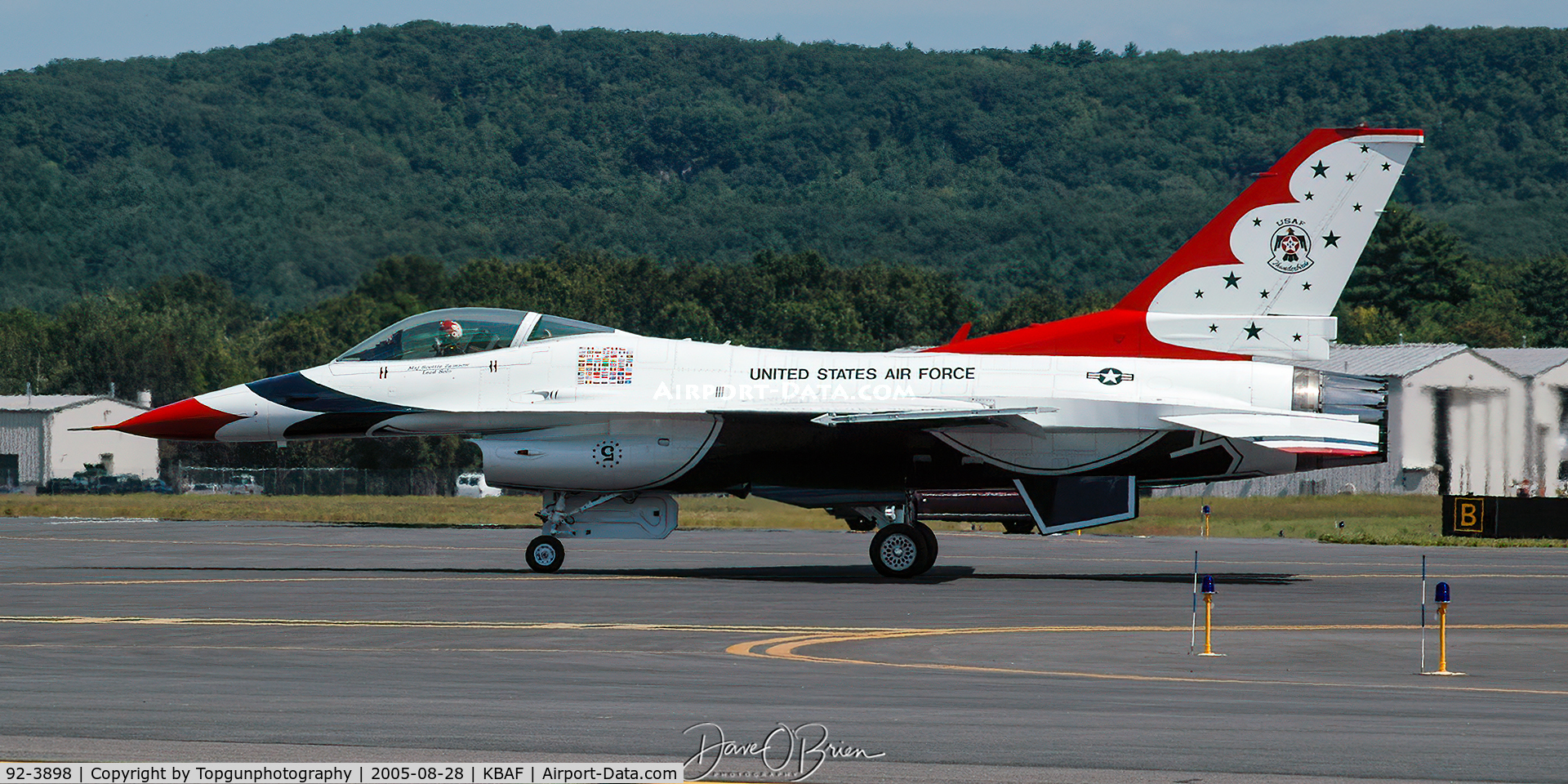 92-3898, General Dynamics F-16CJ Fighting Falcon C/N CC-140, Thunderbird Lead Solo taxiing to the active for practice.