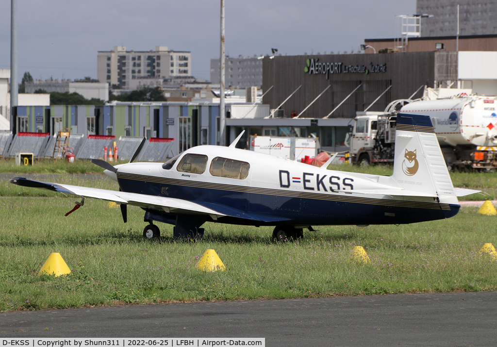 D-EKSS, Mooney M20J 201 C/N 24-3278, Parked in the grass with a new picture on the tail...