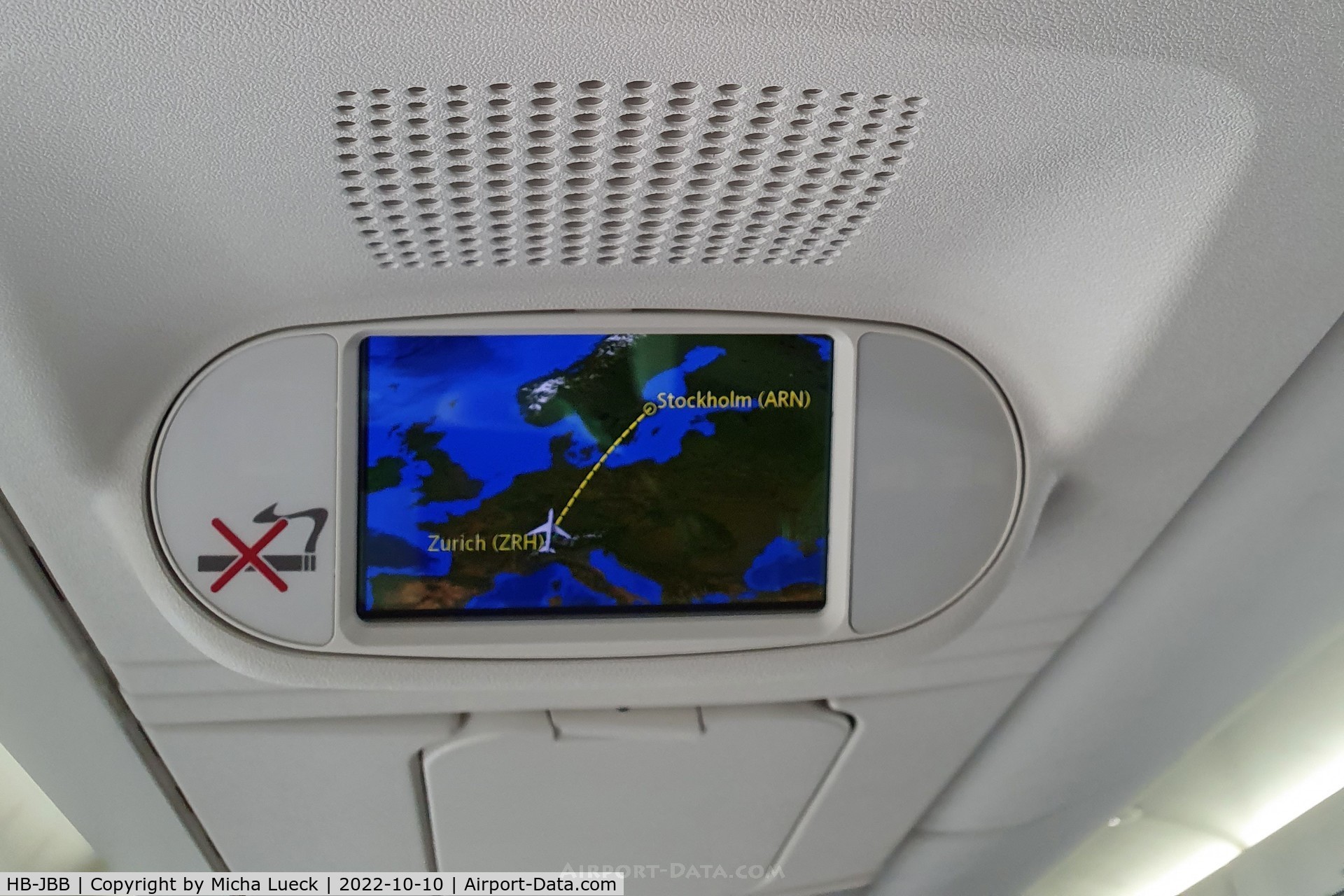 HB-JBB, 2016 Bombardier CSeries CS100 (BD-500-1A10) C/N 50011, I love the little screens with the moving map on SWISS's A220s...