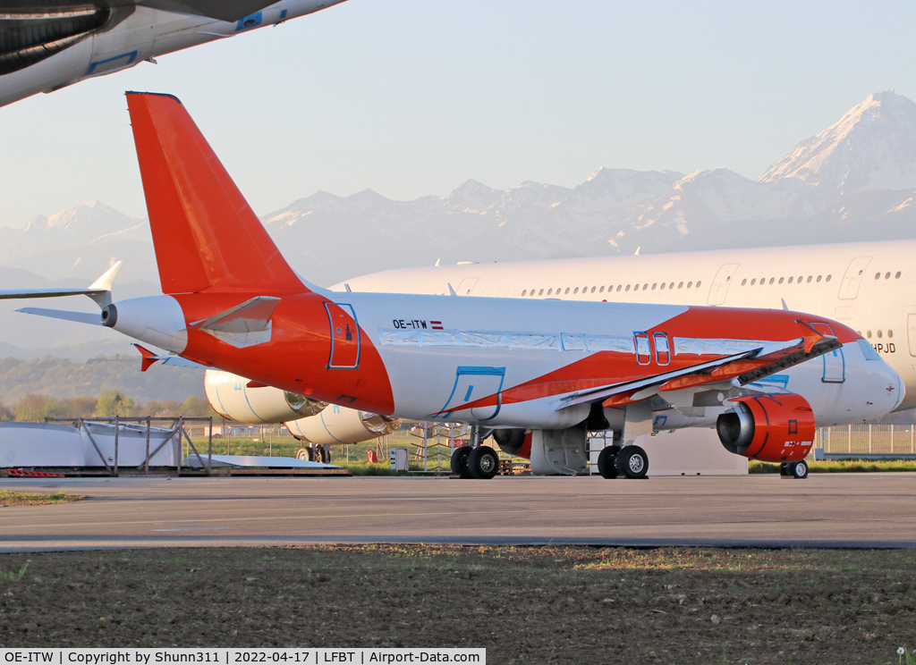 OE-ITW, 2004 Airbus A319-111 C/N 2353, Stored... basic Easyjet new c/s without titles... minus engines