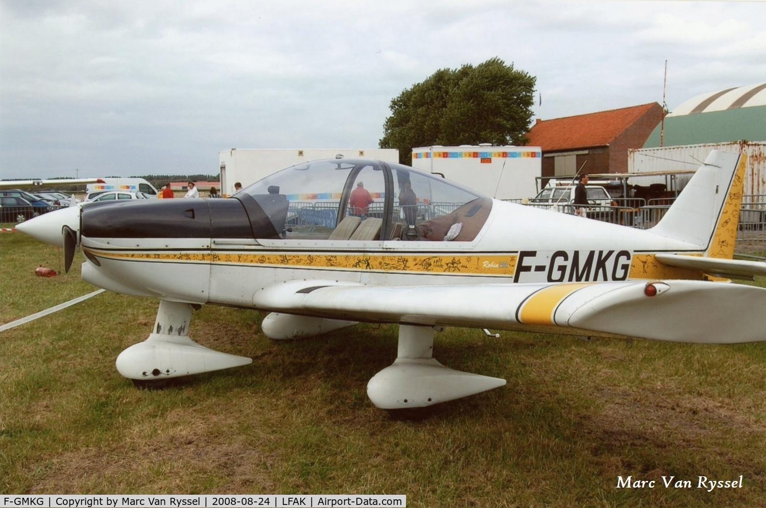 F-GMKG, 1993 Robin HR-200-120B C/N 259, Visitor at Les Moëres in a previous paint scheme.