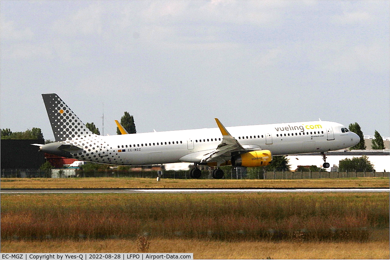 EC-MGZ, 2015 Airbus A321-231 C/N 6660, Airbus A321-231, Landing rwy 06, Paris Orly airport (LFPO - ORY)