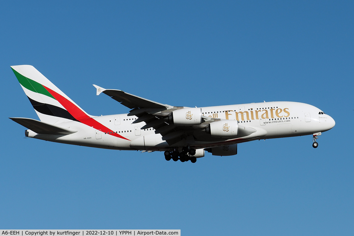 A6-EEH, 2013 Airbus A380-861 C/N 119, Airbus A380-861 cn 119. Emirates A6-EEH final rwy 21 YPPH 10 December 2022