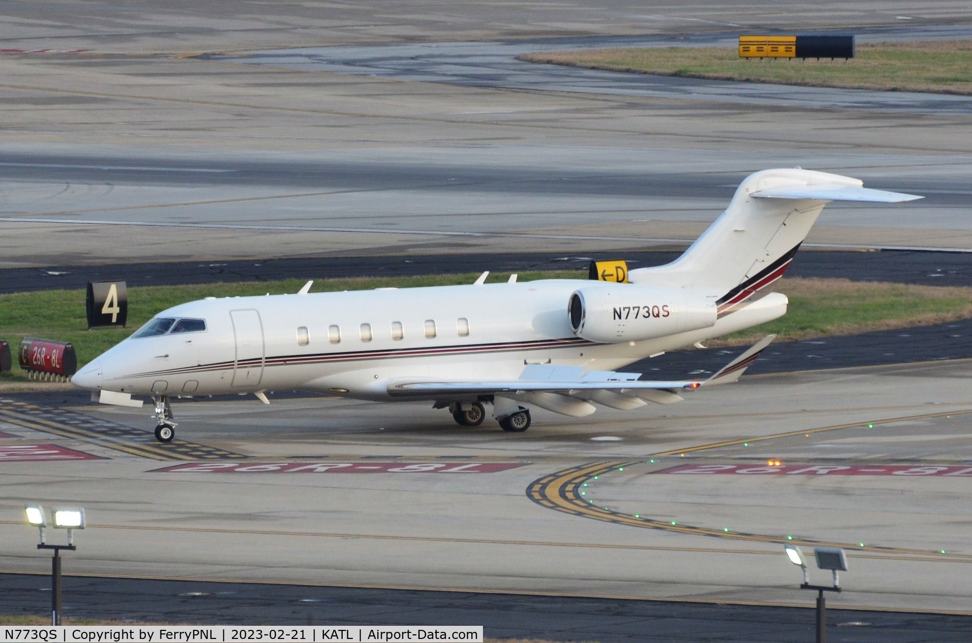 N773QS, 2018 Bombardier Challenger 350 C/N 20773, Netjets CL350 taxying to the FBO