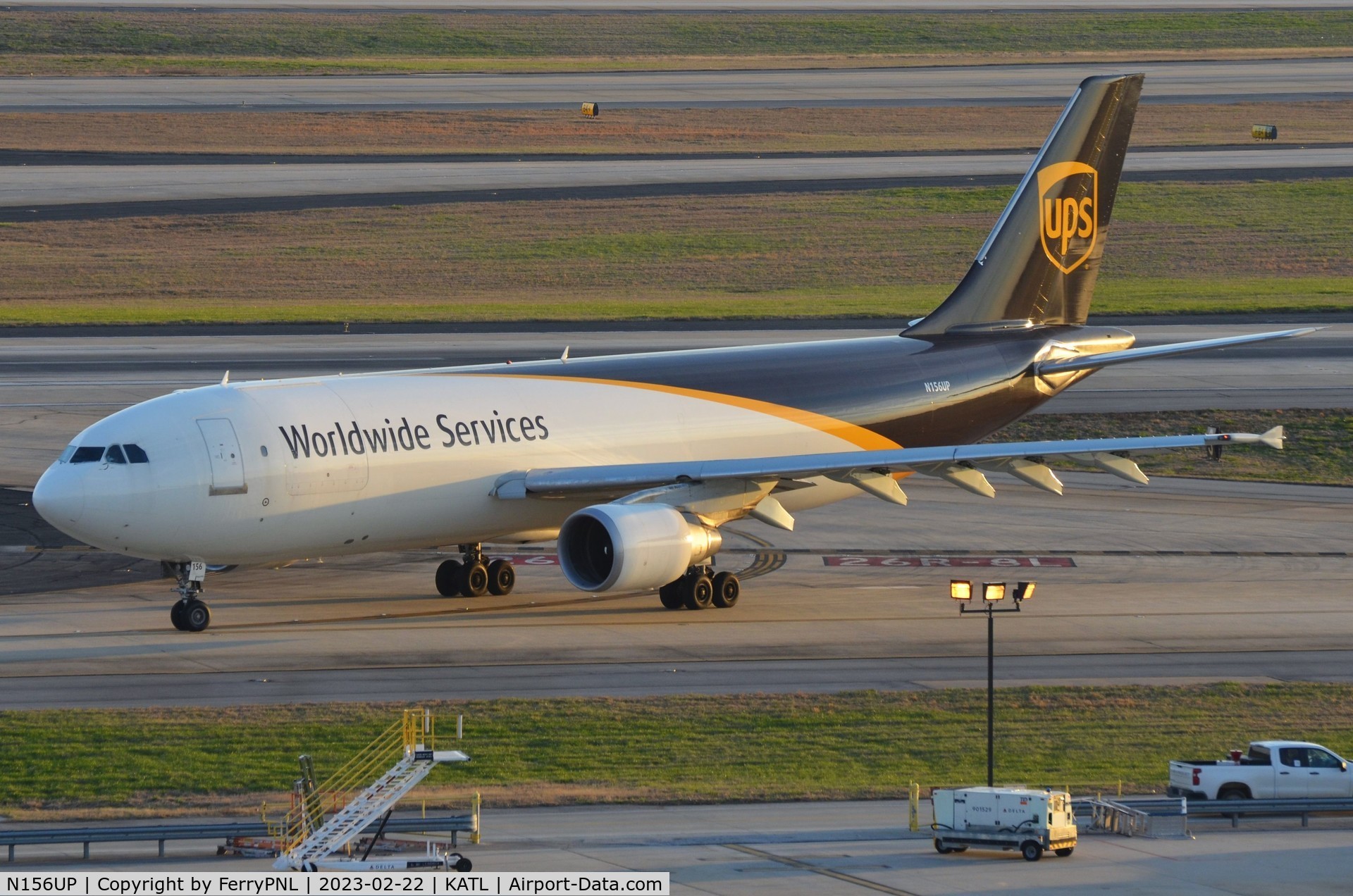 N156UP, 2004 Airbus A300F4-622R C/N 0845, UPS A300-600 Freighter pulling in