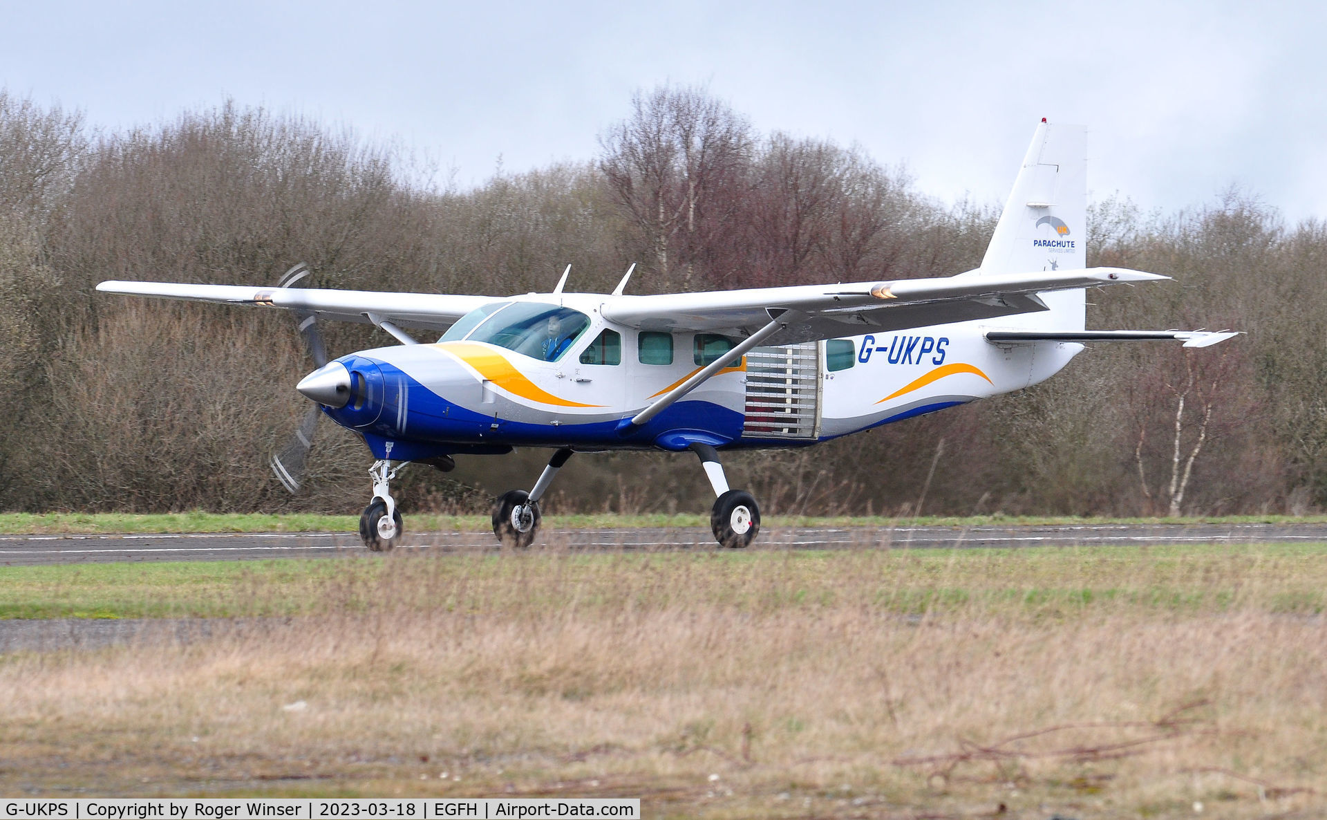 G-UKPS, 2007 Cessna 208 Caravan 1 C/N 20800423, Resident Caravan aircraft operated by Skydive Swansea arriving Runway 22..