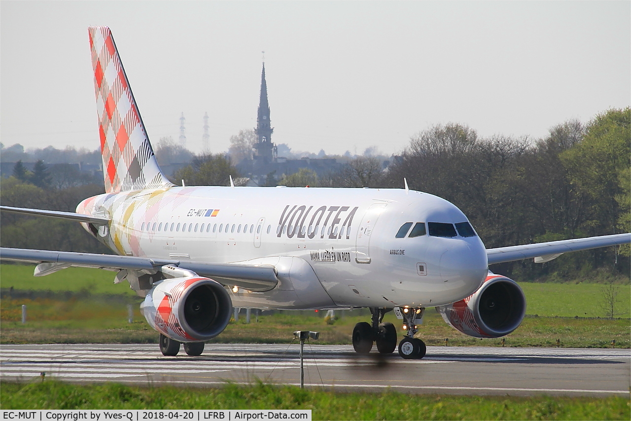 EC-MUT, 2004 Airbus A319-111 C/N 2240, Airbus A319-111, Lining up rwy 07R, Brest-Guipavas Airport (LFRB-BES)