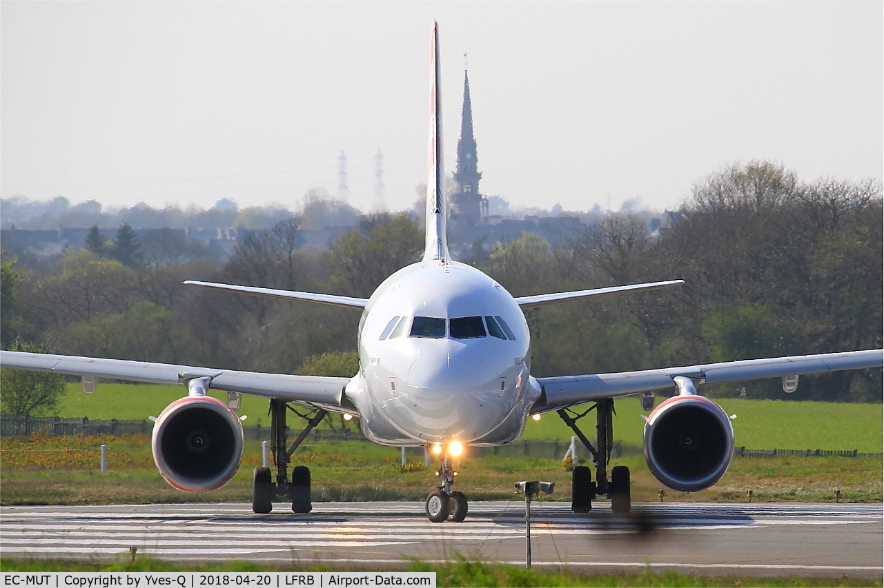 EC-MUT, 2004 Airbus A319-111 C/N 2240, Airbus A319-111, Lining up rwy 07R, Brest-Guipavas Airport (LFRB-BES)