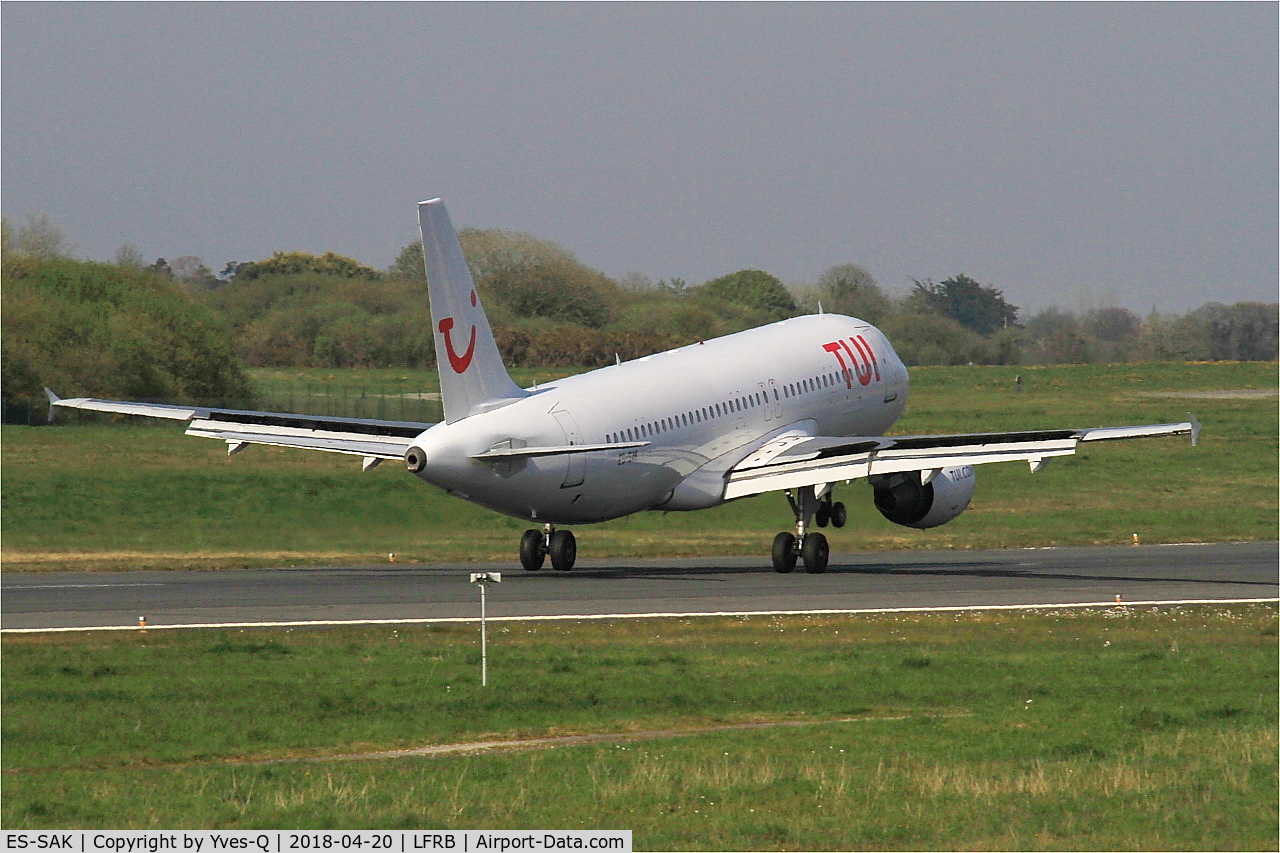 ES-SAK, 1998 Airbus A320-214 C/N 888, Airbus A320-214, Touchdown rwy 07R, Brest-Bretagne airport (LFRB-BES)