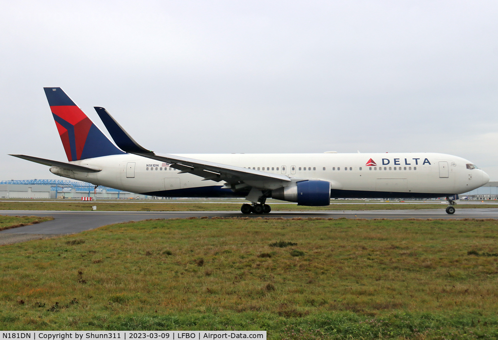 N181DN, 1992 Boeing 767-332 C/N 25986, Taxiing holding point rwy 14L for departure...