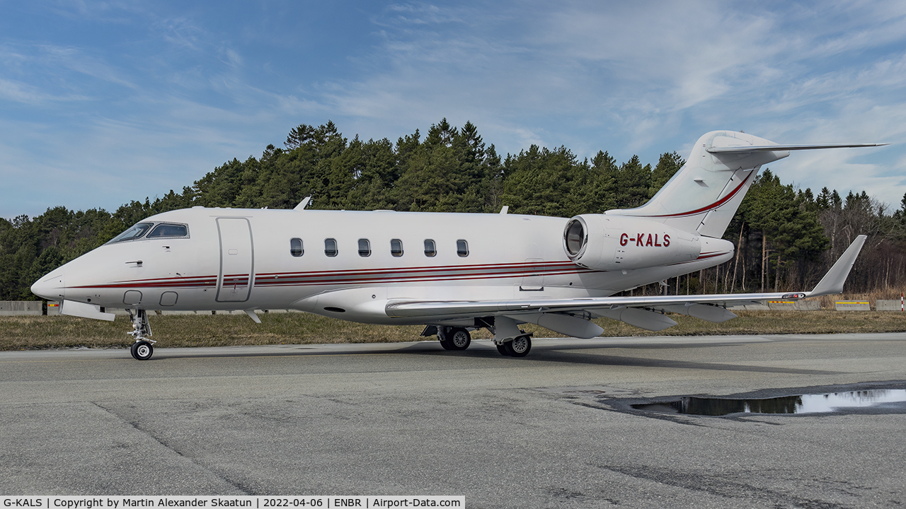 G-KALS, 2006 Bombardier Challenger 300 (BD-100-1A10) C/N 20106, Taxying for takeoff.