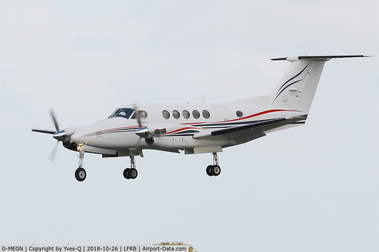 G-MEGN, 1995 Beech B200 Super King Air King Air C/N BB-1518, Beech B200 Super King Air, On final rwy 25L, Brest-Bretagne airport (LFRB-BES)