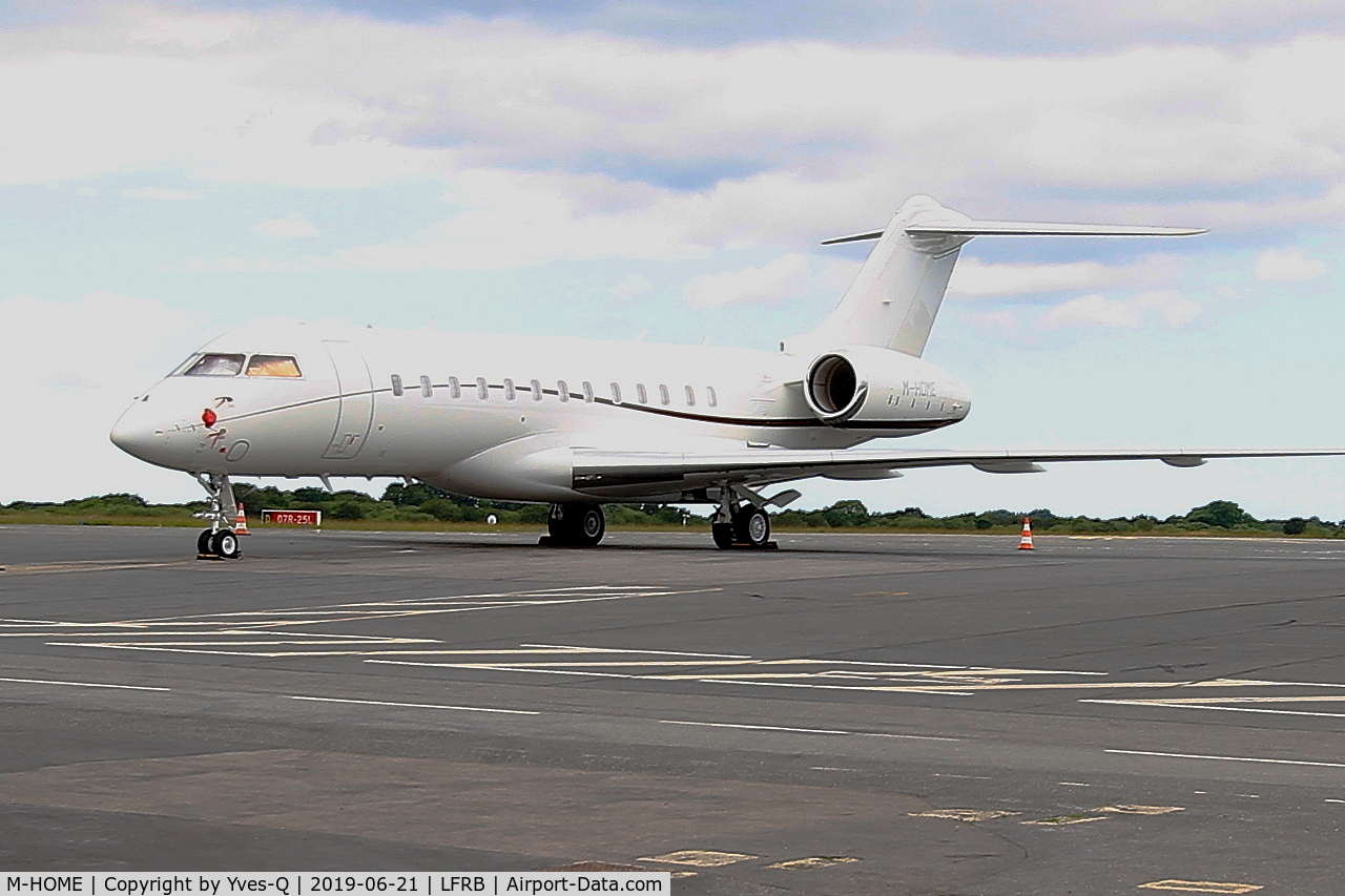 M-HOME, 2013 Bombardier Global 6000 (BD-700-1A10) C/N 9577, Bombardier BD-700-1A10 Global 6000, Parked, Brest-Bretagne airport (LFRB-BES)