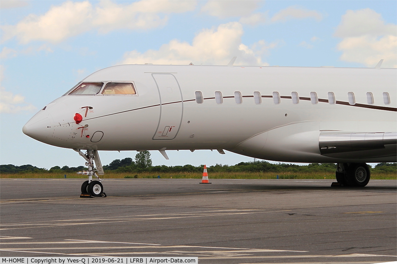 M-HOME, 2013 Bombardier Global 6000 (BD-700-1A10) C/N 9577, Bombardier BD-700-1A10 Global 6000, Parked, Brest-Bretagne airport (LFRB-BES)