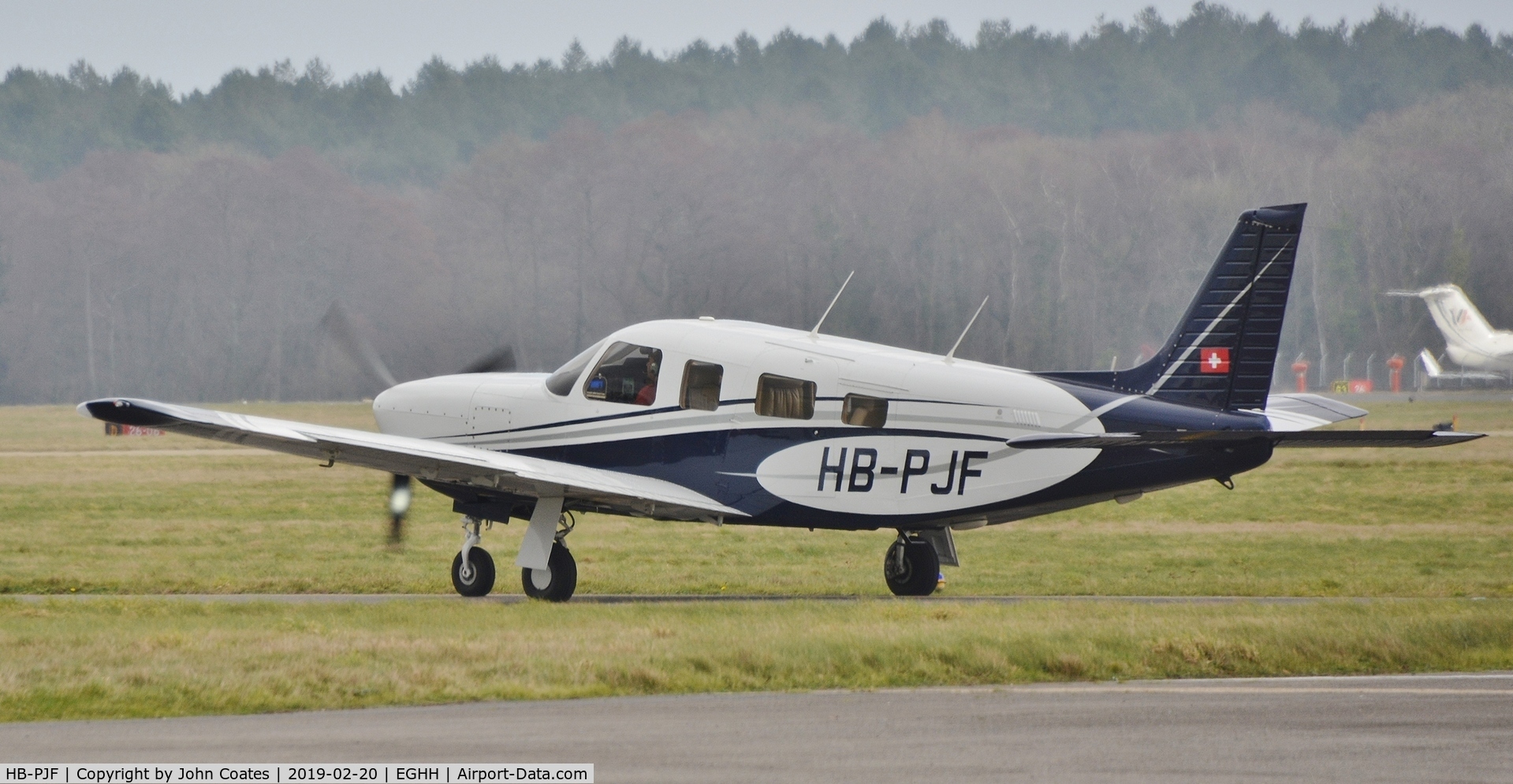 HB-PJF, 1998 Piper PA-32R-301T II TC Turbo Saratoga C/N 3257050, Taxiing to depart