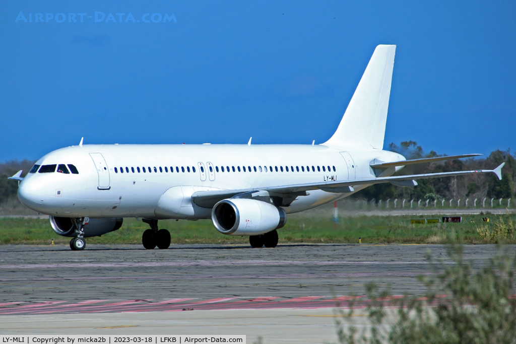 LY-MLI, 2009 Airbus A320-232 C/N 3771, Taxiing