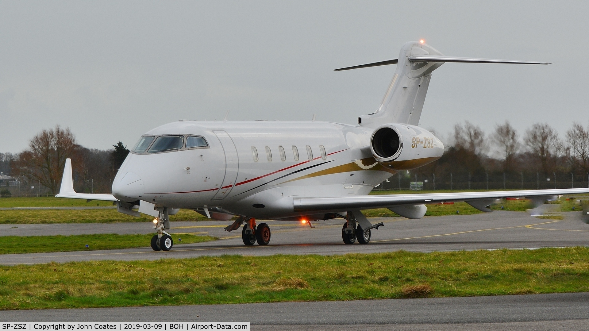 SP-ZSZ, 2005 Bombardier Challenger 300 (BD-100-1A10) C/N 20044, Taxiing on arrival