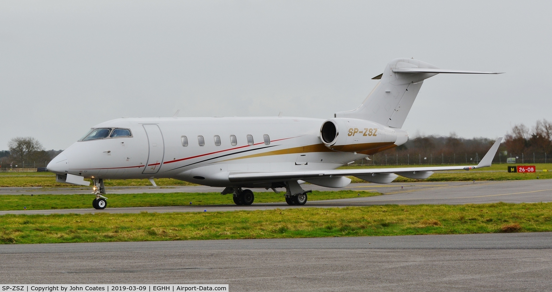 SP-ZSZ, 2005 Bombardier Challenger 300 (BD-100-1A10) C/N 20044, Taxiing on arrival