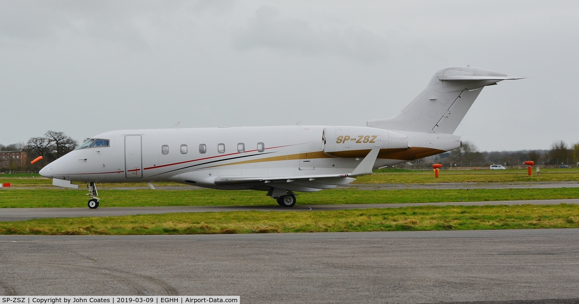 SP-ZSZ, 2005 Bombardier Challenger 300 (BD-100-1A10) C/N 20044, Taxiing on arrival