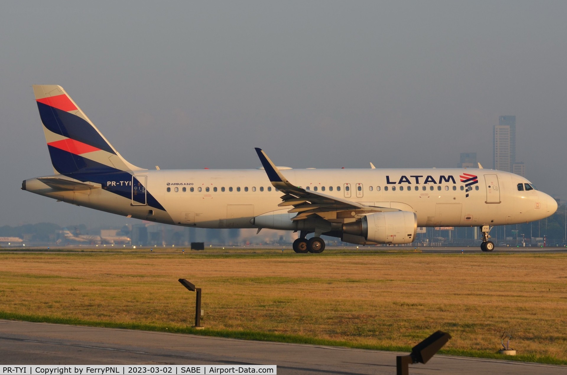 PR-TYI, 2014 Airbus A320-214 C/N 6139, Latam Brasil A320 departing AEP early evening
