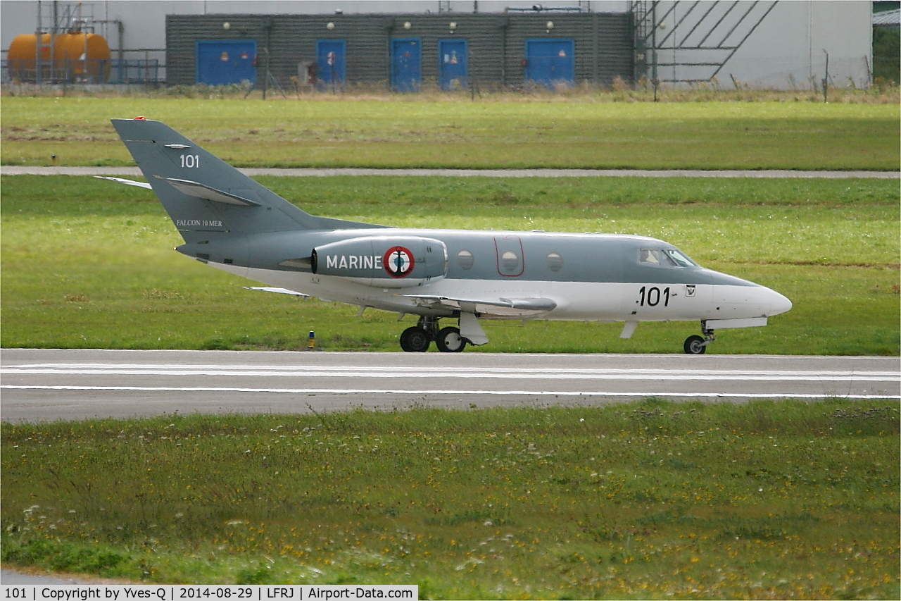 101, 1977 Dassault Falcon 10MER C/N 101, Dassault Falcon 10 MER, Taxiing, Landivisiau Naval Air Base (LFRJ)