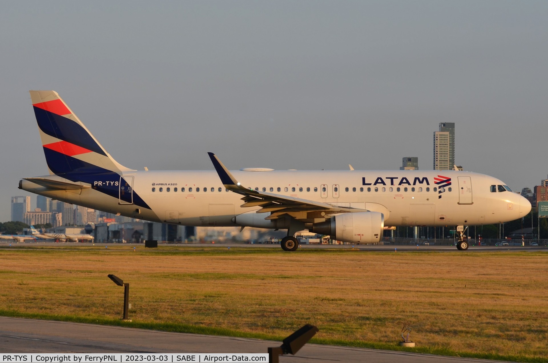 PR-TYS, 2015 Airbus A320-214 C/N 6689, Evening departure for Latam A320