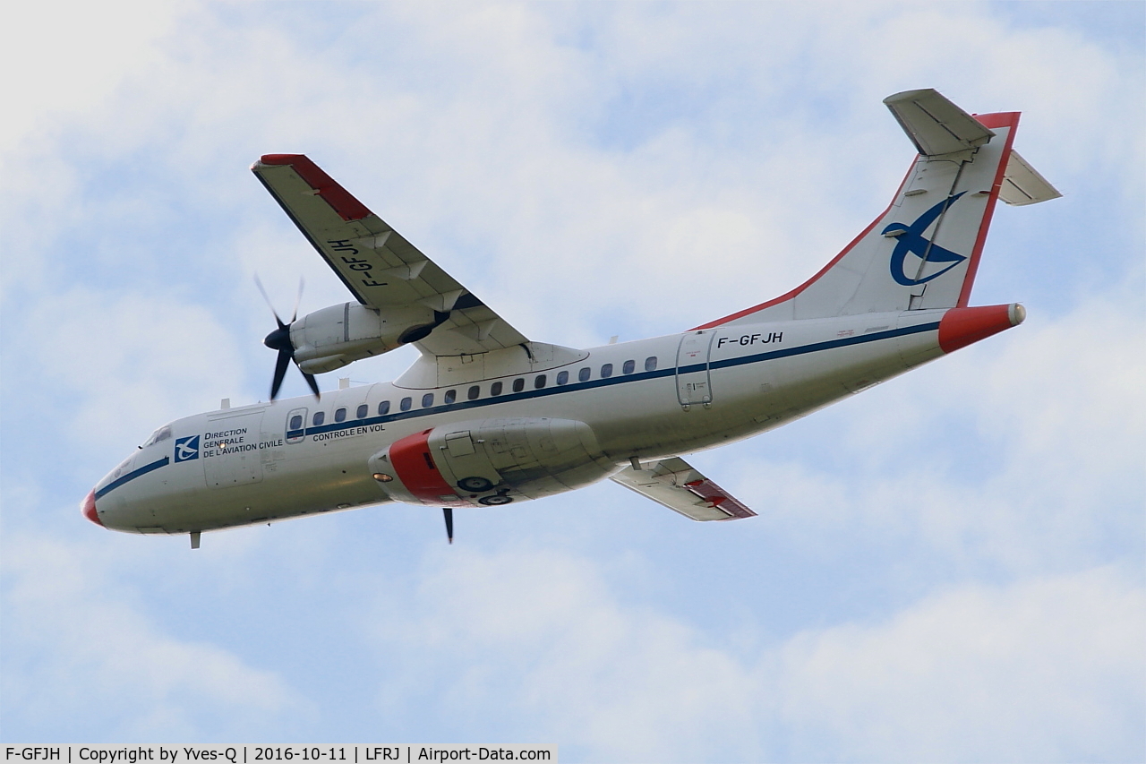 F-GFJH, 1987 ATR 42-300 C/N 049, ATR 42-300, Flight over Landivisiau naval air base (LFRJ-LDV)