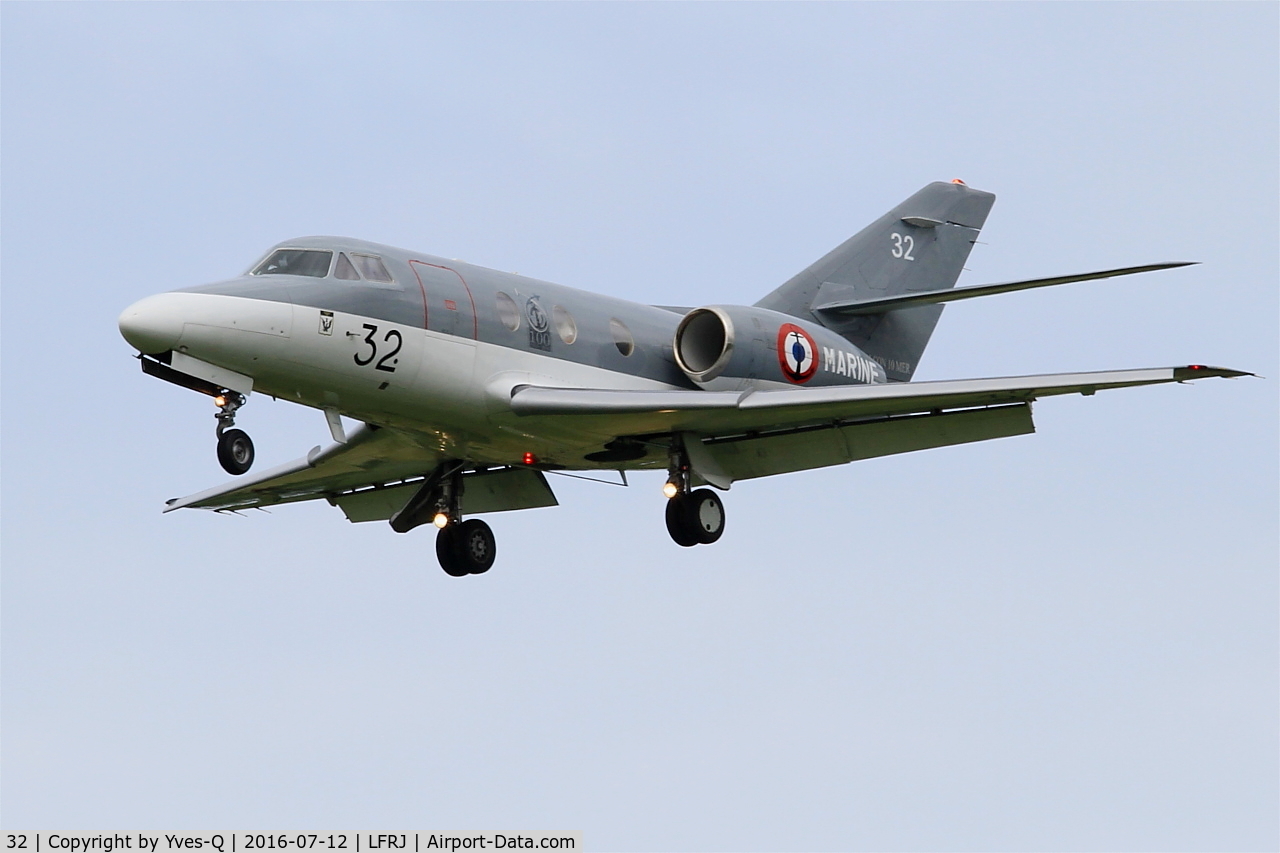 32, 1974 Dassault Falcon 10MER C/N 32, Dassault Falcon 10 MER, Short approach rwy 26, Landivisiau Naval Air Base (LFRJ-LDV)