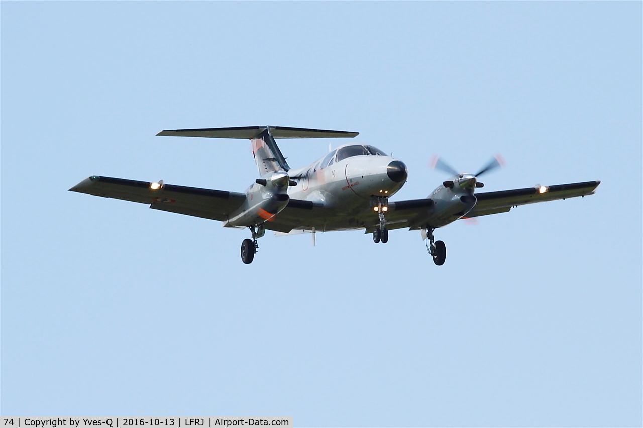 74, Embraer EMB-121AN Xingu C/N 121074, Embraer EMB-121AN Xingu, Short approach rwy 08, Landivisiau naval air base (LFRJ-LDV)