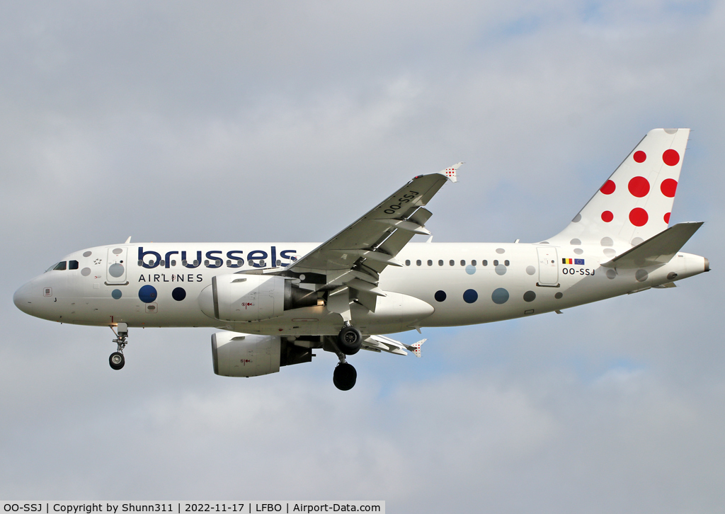 OO-SSJ, 2002 Airbus A319-111 C/N 1759, Landing rwy 32L in new c/s