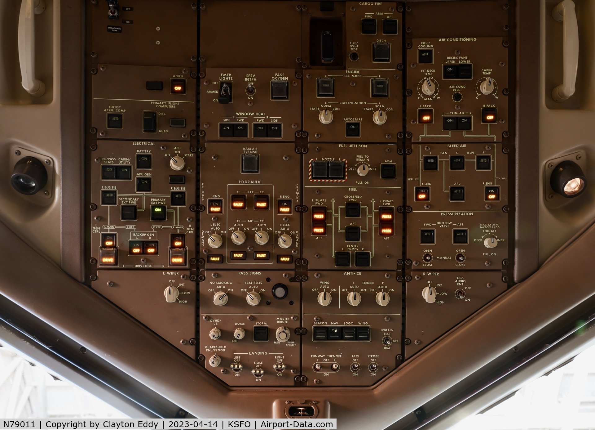 N79011, 1999 Boeing 777-224 C/N 29859, Flightdeck overhead panell SFO 2023.