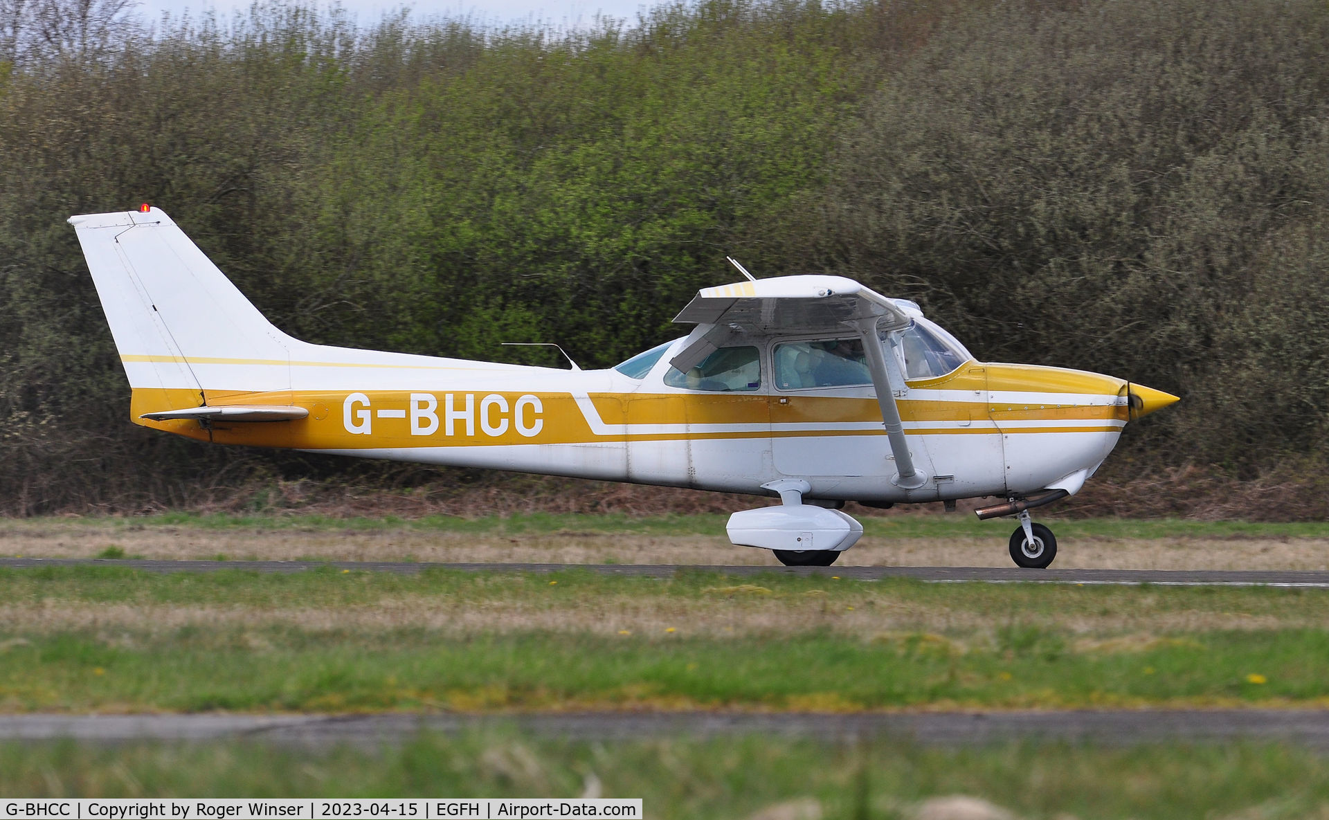 G-BHCC, 1976 Cessna 172M C/N 172-66711, Visiting aircraft arriving Runway 04.