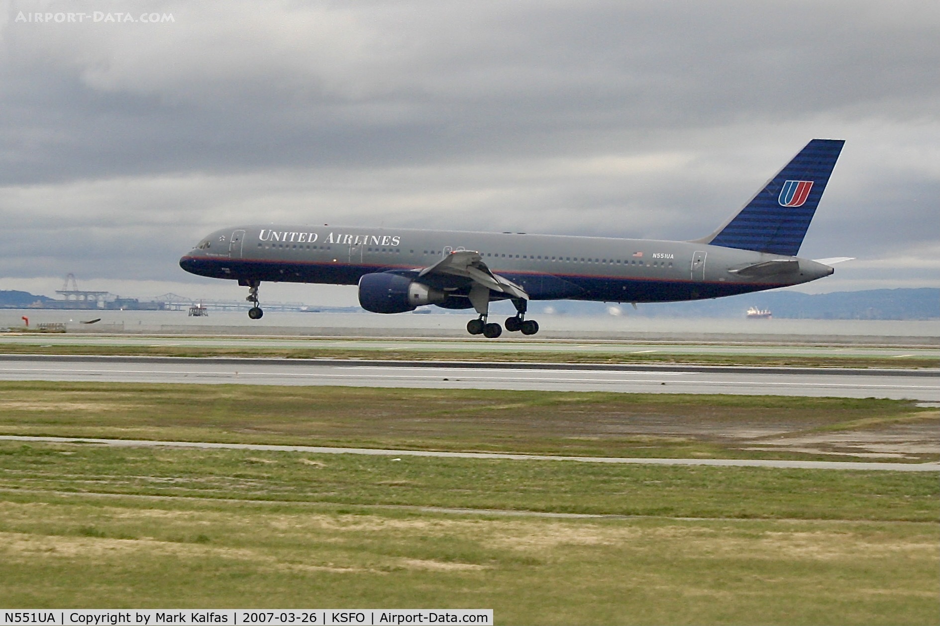 N551UA, 1992 Boeing 757-222 C/N 25399, United Airlines Boeing 757-222, N551UA landing in RWY 1R SFO.