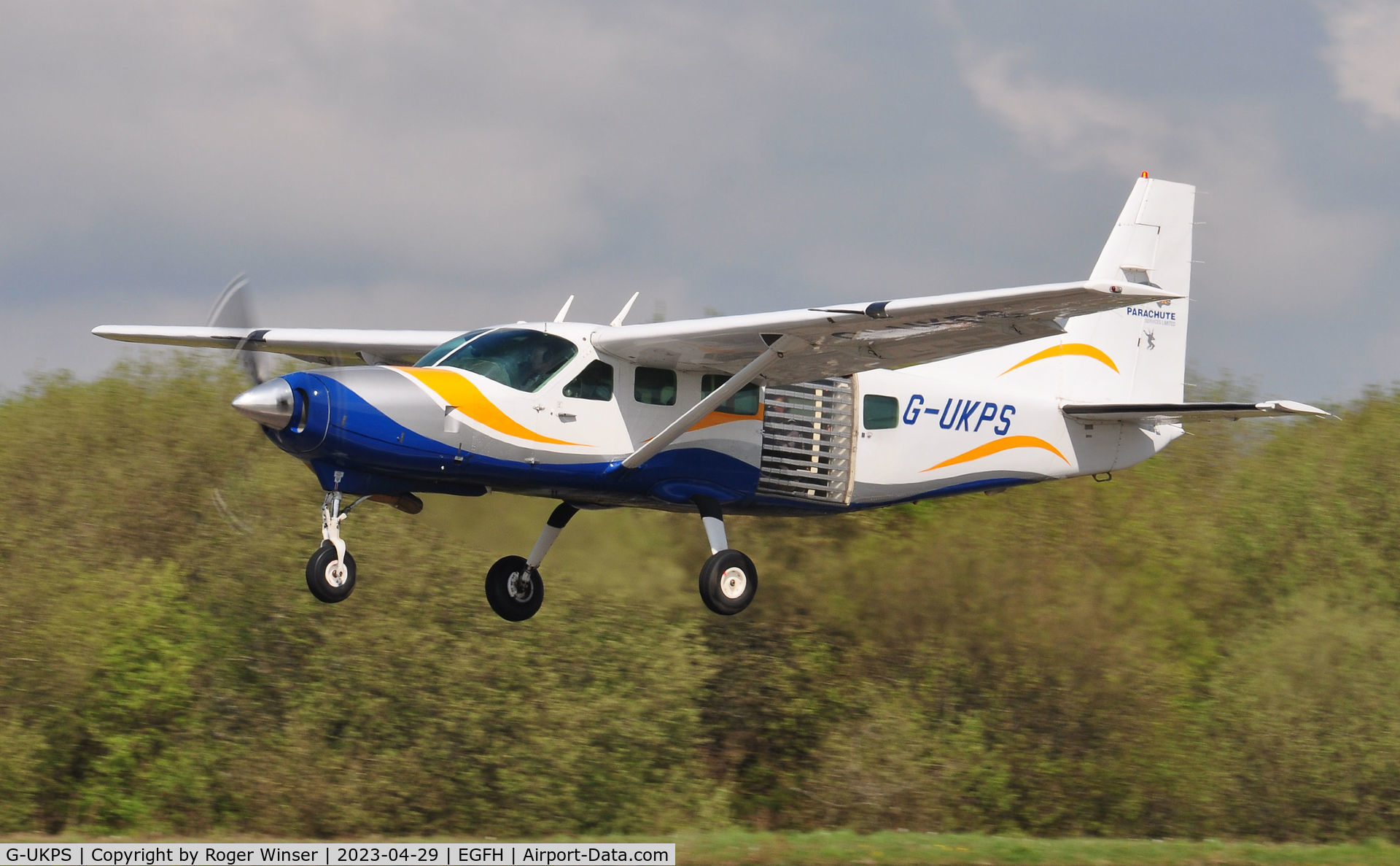 G-UKPS, 2007 Cessna 208 Caravan 1 C/N 20800423, Cessna Caravan operated by Skydive Swansea departing Runway 22 with a lift of skydivers.