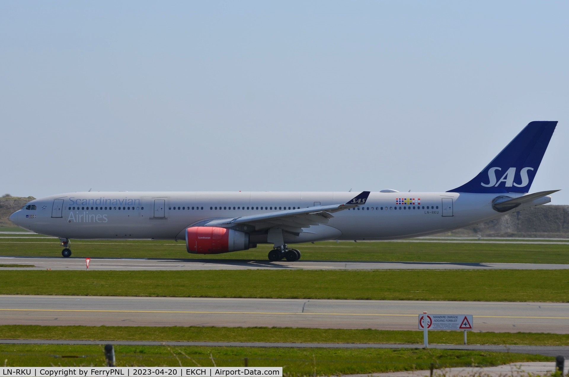 LN-RKU, 2016 Airbus A330-343 C/N 1715, SAS A333 taxying to the runway