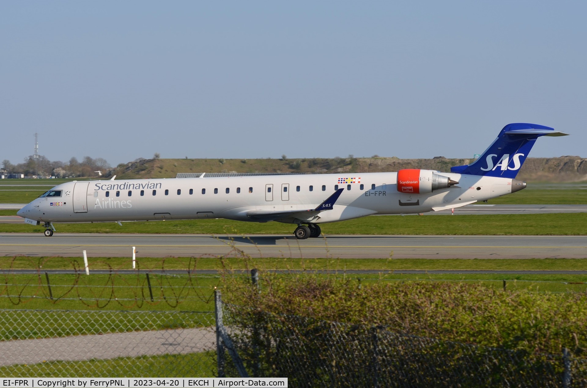 EI-FPR, 2017 Bombardier CRJ-900LR (CL-600-2D24) C/N 15436, SAS CL900 taxying past