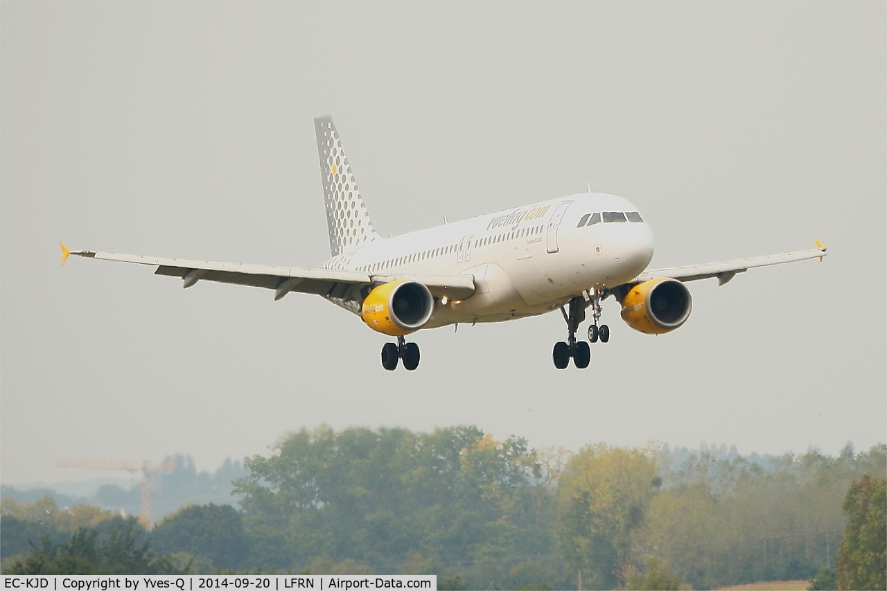 EC-KJD, 2007 Airbus A320-216 C/N 3237, Airbus A320-216, On final rwy 10, Rennes-St Jacques airport (LFRN-RNS)