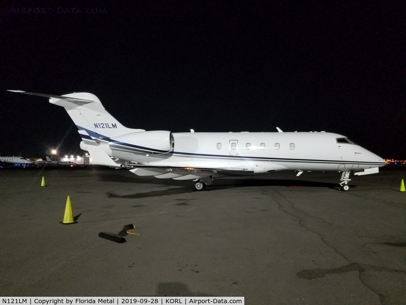 N121LM, 2004 Bombardier Challenger 300 (BD-100-1A10) C/N 20028, Challenger 300 zx