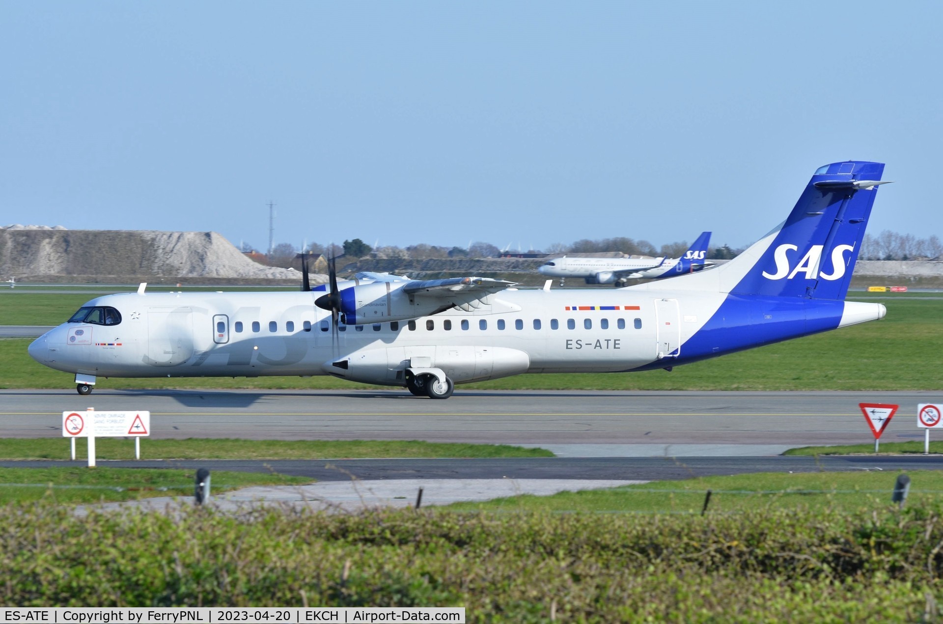 ES-ATE, 2013 ATR 72-600 (72-212A) C/N 1120, SAS ATR72 taxying to its stand