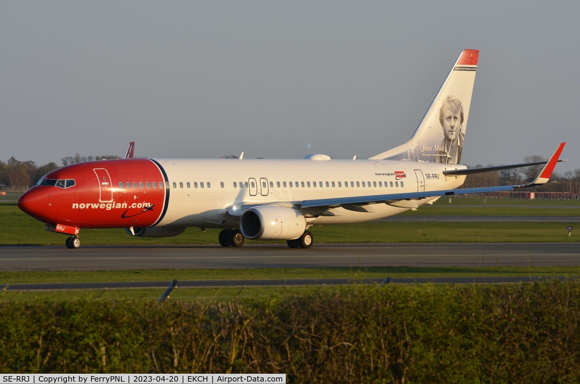 SE-RRJ, 2018 Boeing 737-8JP C/N 42094, Norwegian B738 vacating the runway