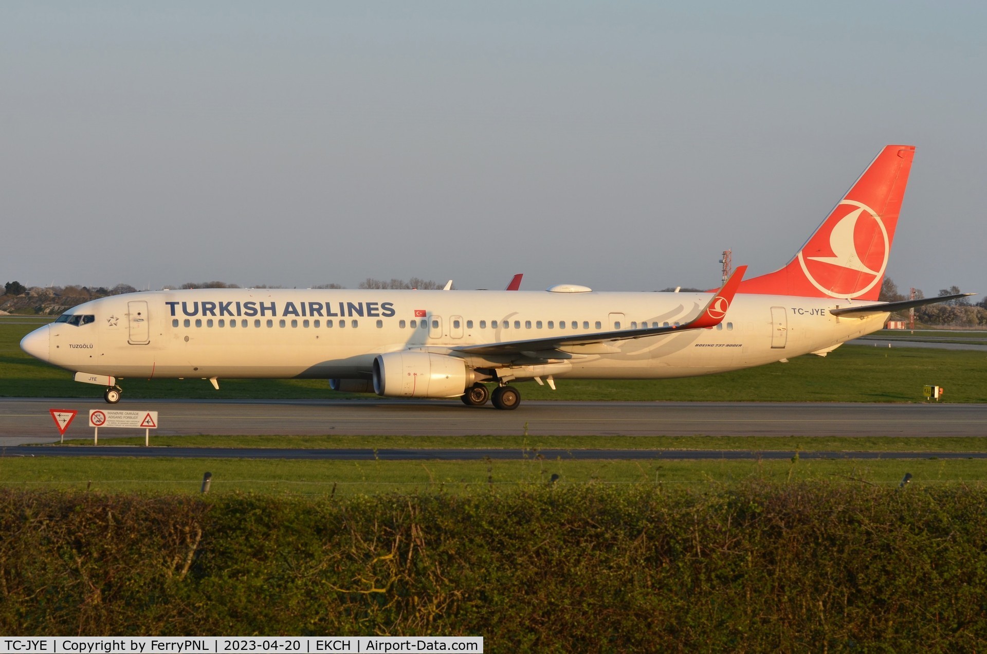 TC-JYE, 2012 Boeing 737-9F2/ER C/N 40979, Turkish B739 on the evening flight from IST