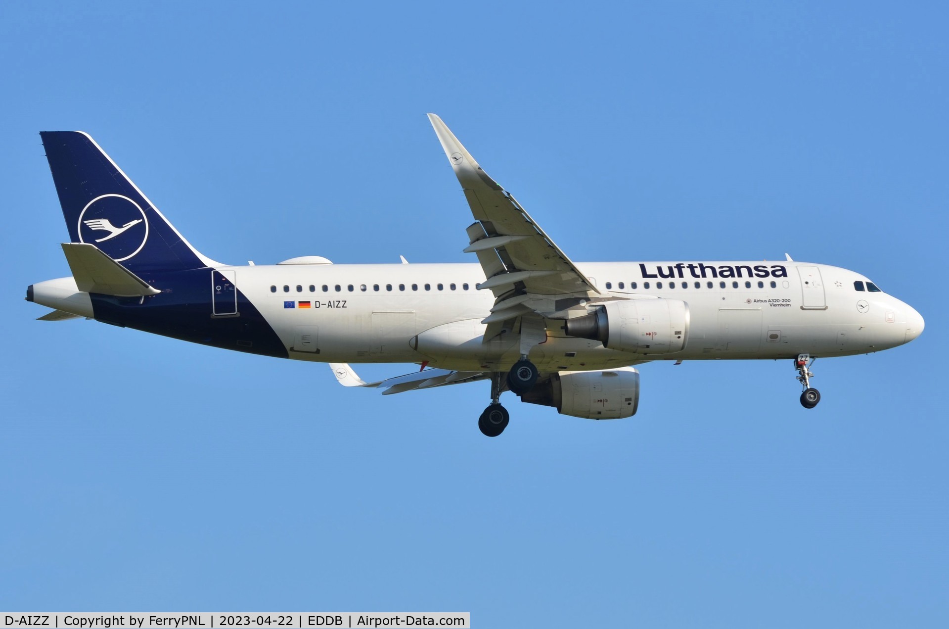 D-AIZZ, 2013 Airbus A320-214 C/N 5831, Lufthansa A320 landing in BER